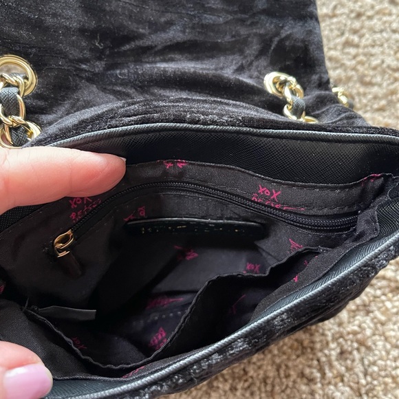 Betsey Johnson Black Velvet Quilted Crossbody Bag Chain Strap Coin AirPods Pouch - Picture 9 of 12